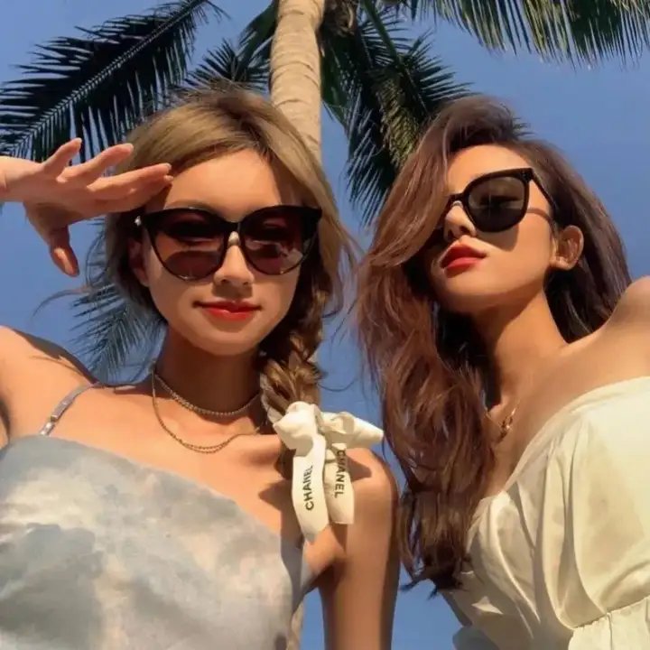 庭院里的女人